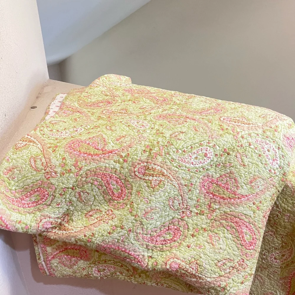 VNTG cotton Green & Pink paisley quilted twin size blanket Set with three sham